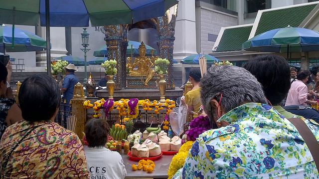 Observing Thai Cultural Customs: How to Be a Polite Guest